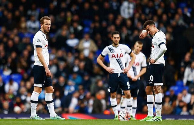 塞维利亚官方：谴责德比战球迷投掷物品行为，正配合警方调查（塞维利亚官宣：谴责德比战球迷投掷行为，正与警方配合调查）