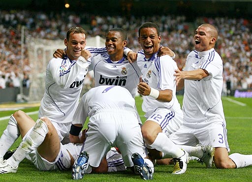 球星连续制造杀伤，把对手打崩（球星火力全开连番冲击，令对手崩盘）