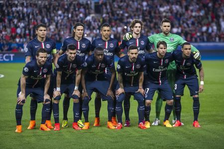 尤文航班延误，挪威当地球迷抓紧机会在机场与他们合影留念（尤文航班误点，挪威球迷趁机在机场合影）