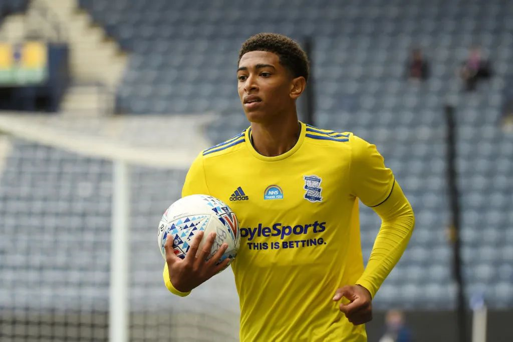 颜骏凌：武磊赛前对球队做了动员，我们争冠经验丰富没有包袱（颜骏凌：武磊赛前鼓舞全队，我们争冠经验足、轻装上阵）