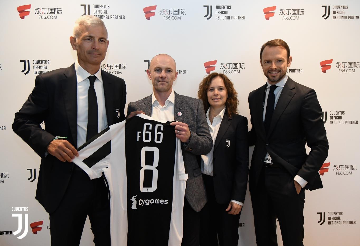 记者问批评球员是否担心更衣室反对，穆帅：你爸对你永远都很好？（被问批评球员会否引发更衣室不满，穆里尼奥反问：父亲会一直只说好话吗？）