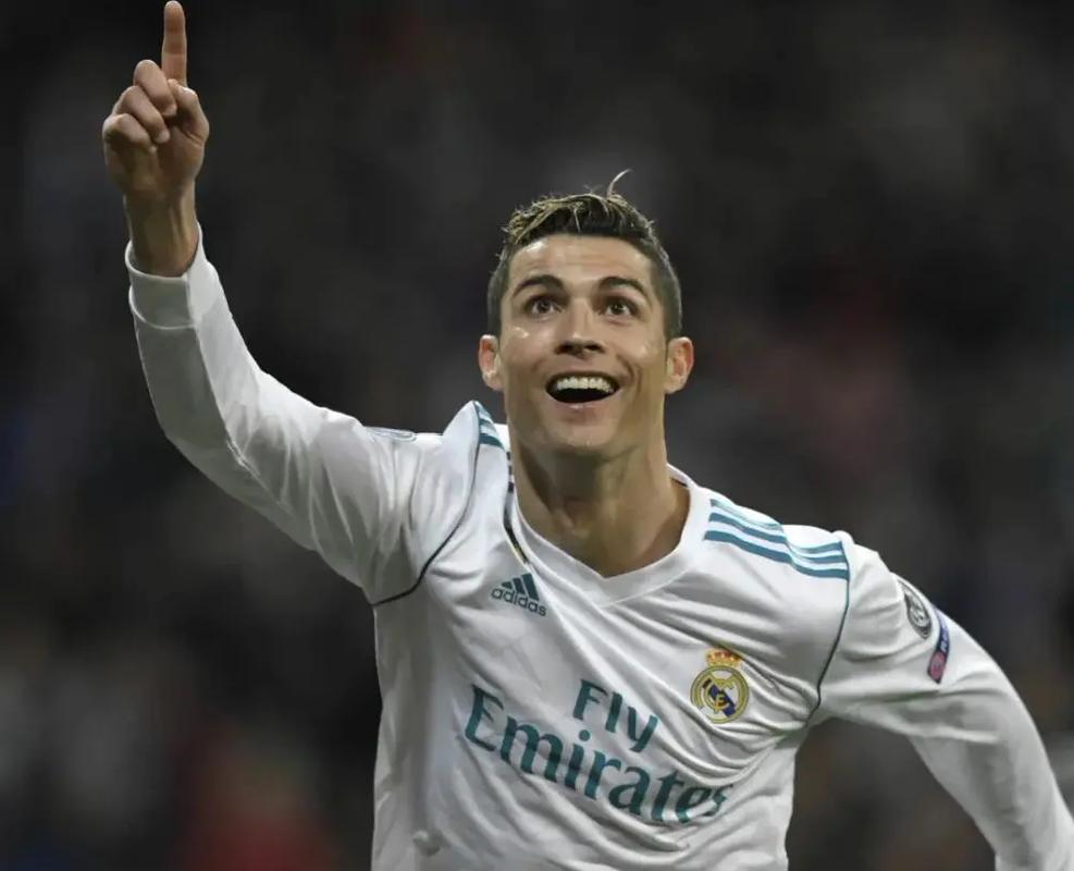 足球国足热身赛表现积极，主帅称进步肉眼可见（国足热身赛态势向好 主帅：进步一目了然）