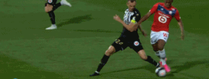 球迷沸腾：这球吹了也太离谱