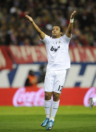 曼联客场对阵狼队，若取胜可追平切尔西，升至第六。狼队近期状态差，曼联实力占优，有望全取三分。（曼联客战狼队：胜则追平切尔西升至第六，狼队近况低迷，红魔有望全取三分）