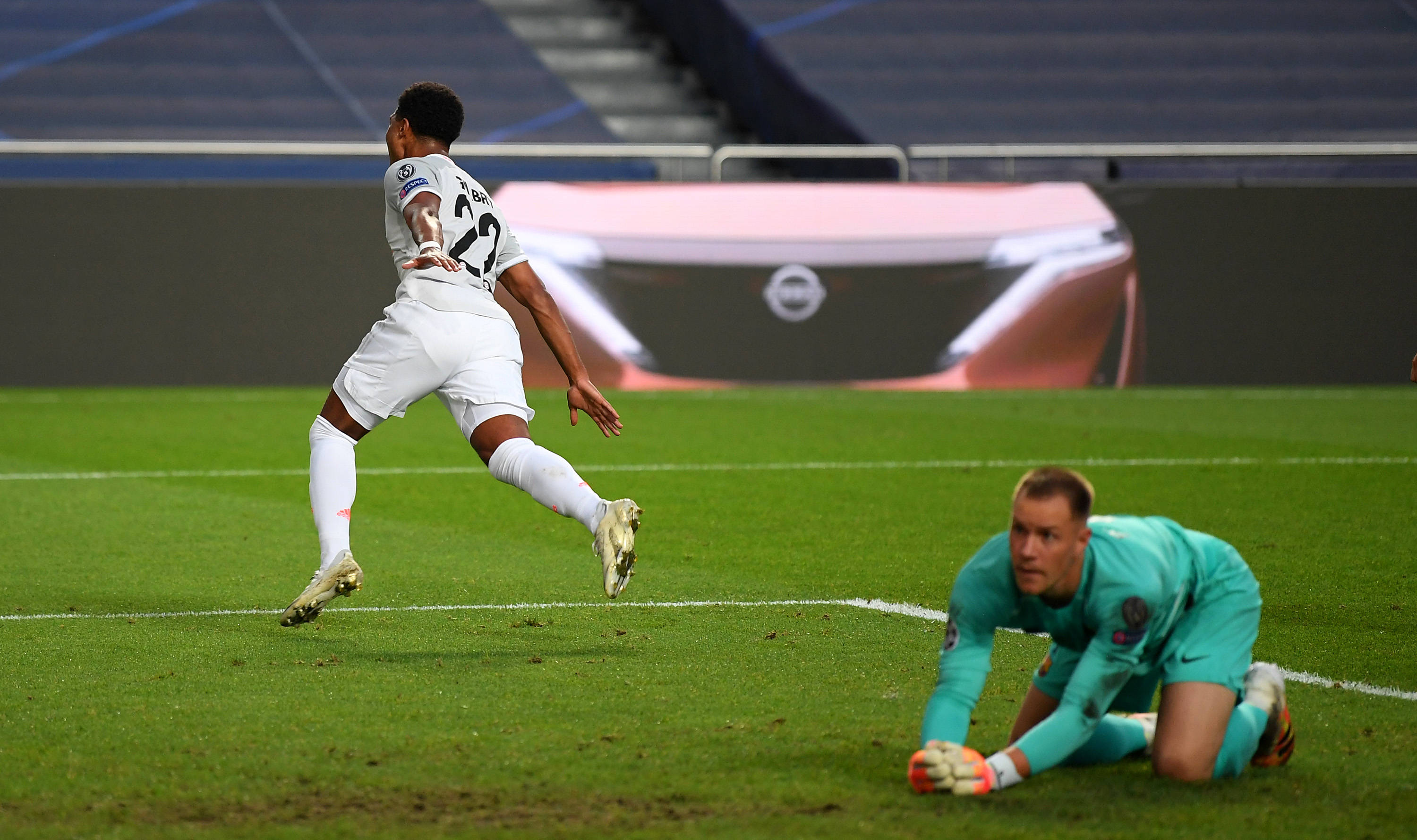 沪媒：申花3名外援合同到期，下周亚冠成终极大考定去留（沪媒称申花三外援合约将满，下周亚冠或成去留关键战）