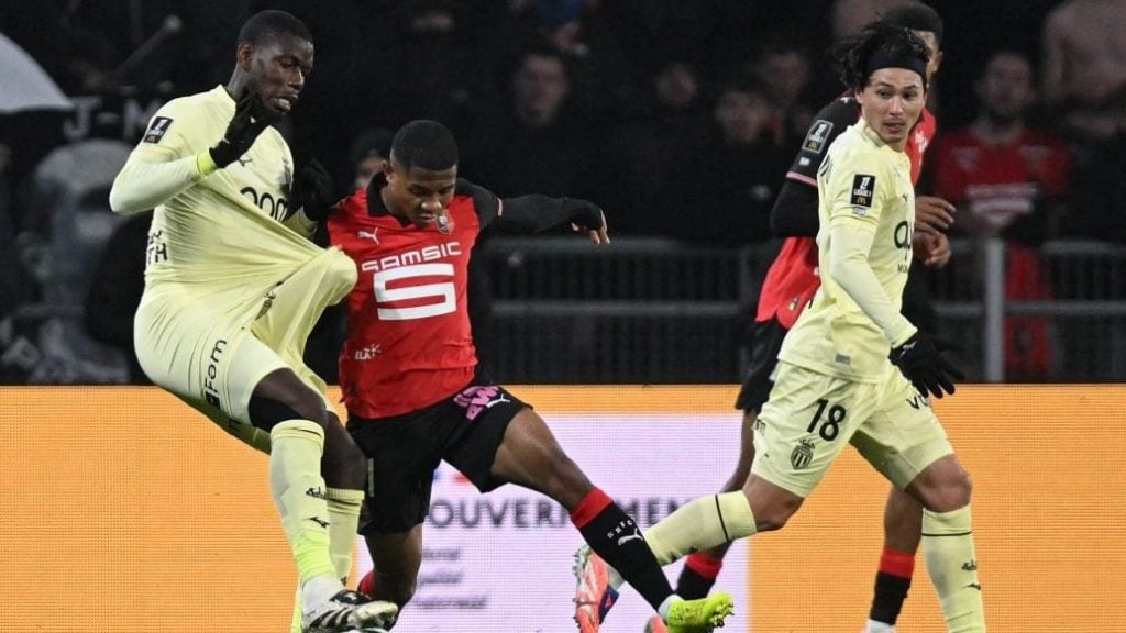 中超：武汉三镇主场1-0小胜上海申花（中超：武汉三镇主场1比0力克上海申花）