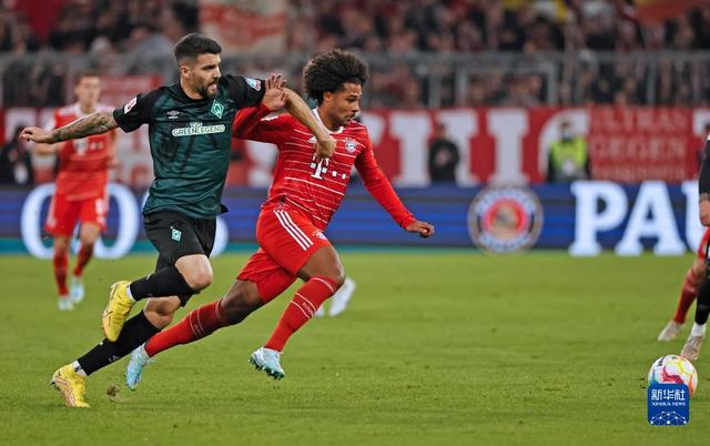 半场： 萨索洛2-1佛罗伦萨，曼德拉戈拉点射，沃尔帕托破门（半场战报：萨索洛2-1领先佛罗伦萨，曼德拉戈拉点球命中，沃尔帕托建功）