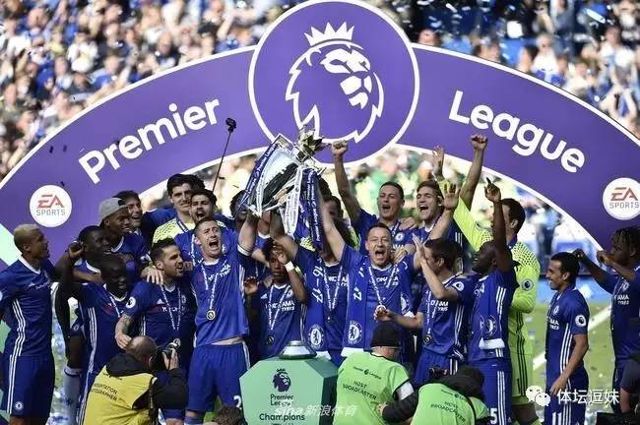 在直播镜头前被弗拉门戈球迷暴力扯头发，女记者发文呼吁尊重（直播中遭弗拉门戈球迷粗暴揪发，女记者发声呼吁尊重）