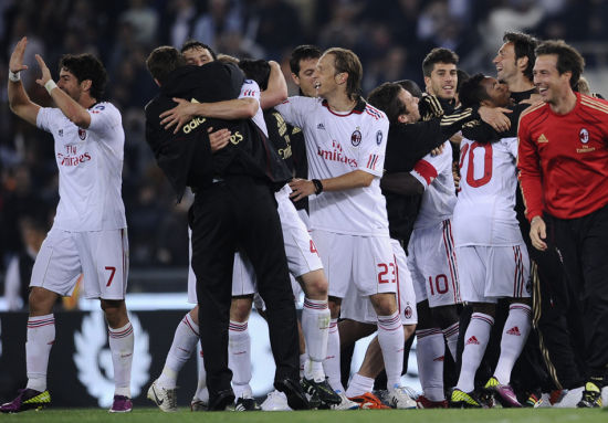 你故意的吧？范戴克防守传中时高举右手导致手球送点（被质疑故意？范戴克防守传中高举右手导致手球判点）