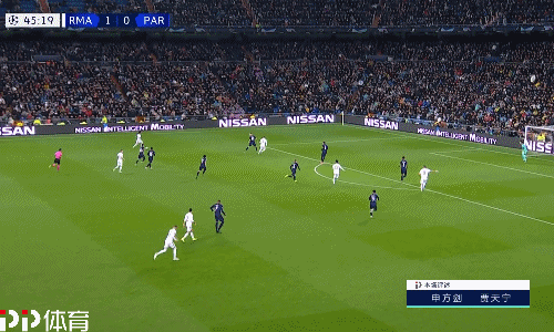 女生在校内打篮球技法惊人，男同学现场沸腾被实力圈粉（女生校园球场技惊四座，男同学当场沸腾纷纷路转粉）